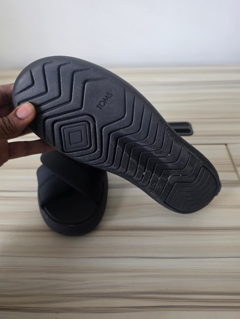 Toms Black Crossed-Strap Slide Sandals Size 8 - Picture 7 of 9